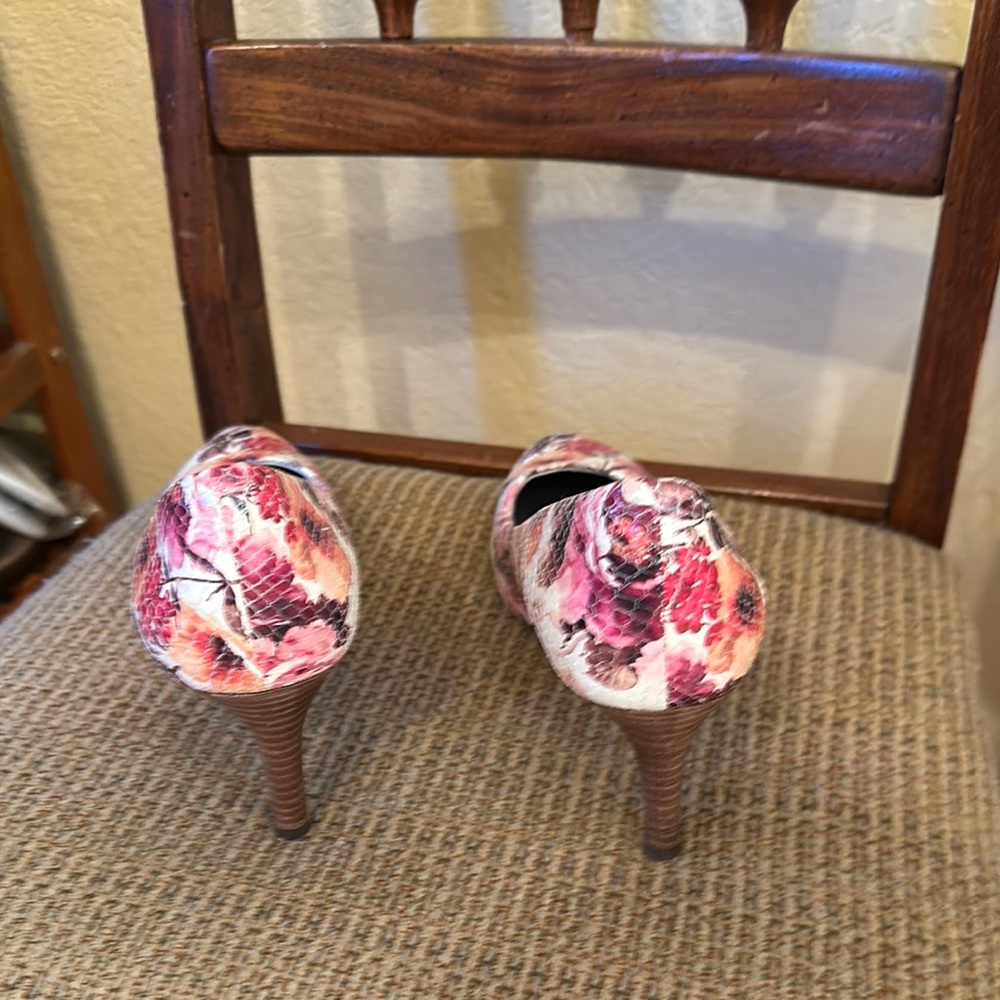 White and Pink Floral Heels with Pointed Toe and Stiletto Style - Picture 2 of 2